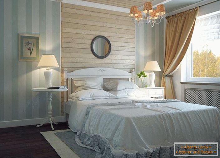 On suppose que la maison avec cette magnifique chambre est située dans l'une des provinces rurales de la France. 