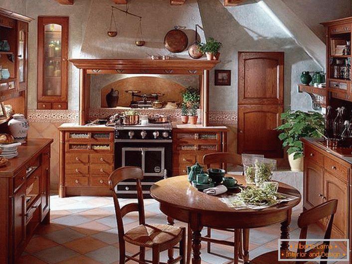 Cuisine de campagne classique avec des meubles bien choisis. La décoration harmonieuse de l'espace cuisine était composée de fleurs vertes dans des pots en argile de différentes tailles.