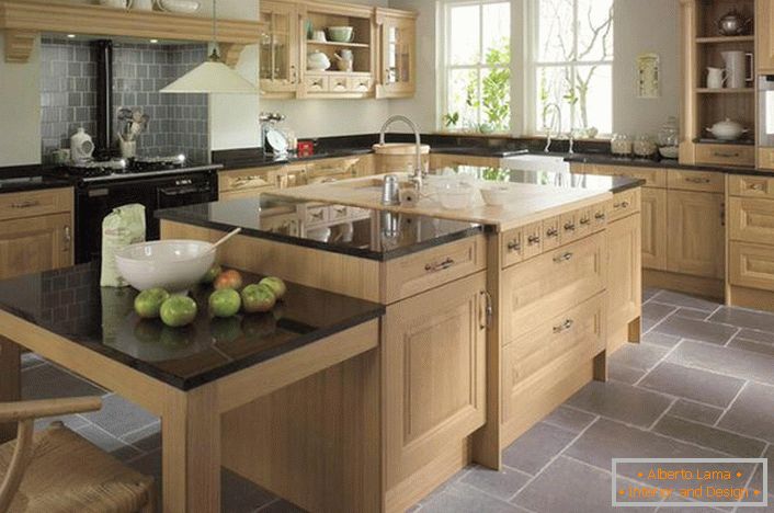 Cuisine élégante dans un style campagnard. Les maisons de campagne modernes sont des cuisines confortables et fonctionnelles avec un grand mobilier en bois.