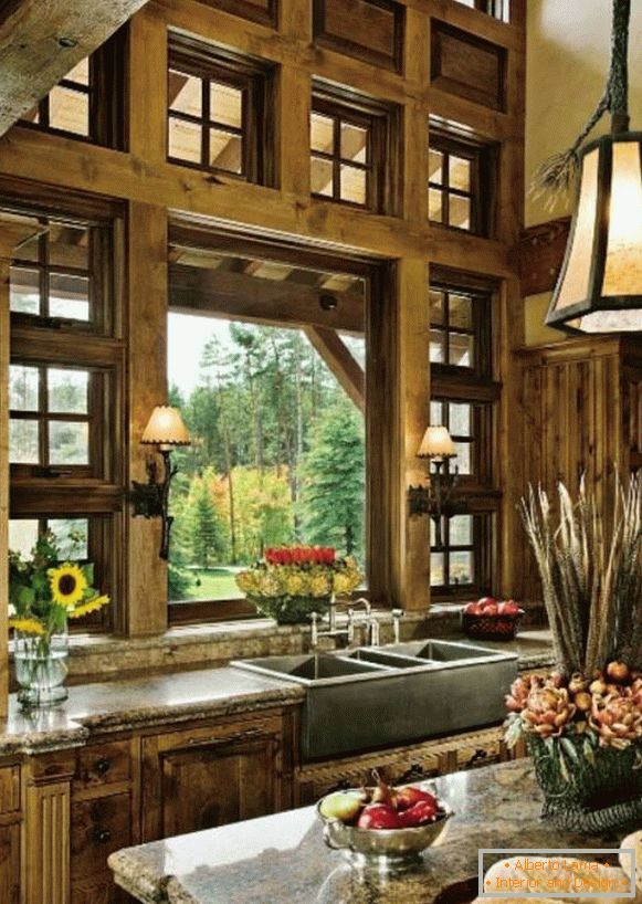 fenêtres dans une maison en bois фото