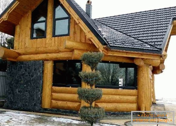 fenêtres en pvc dans une maison en bois