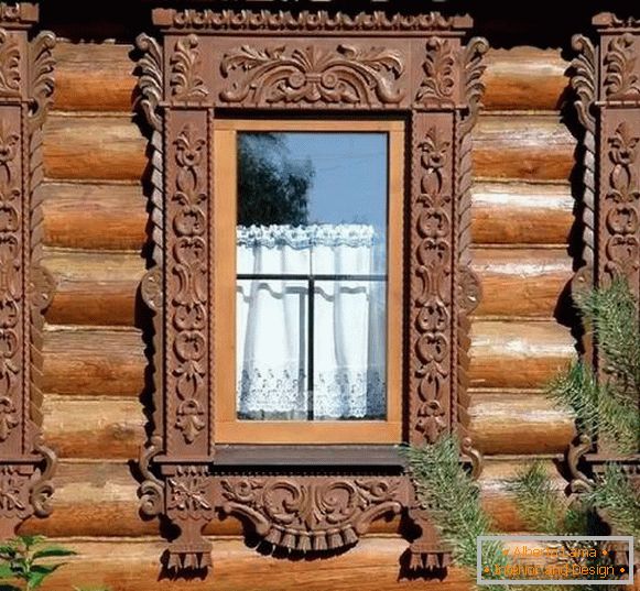пластиковые fenêtres dans une maison en bois