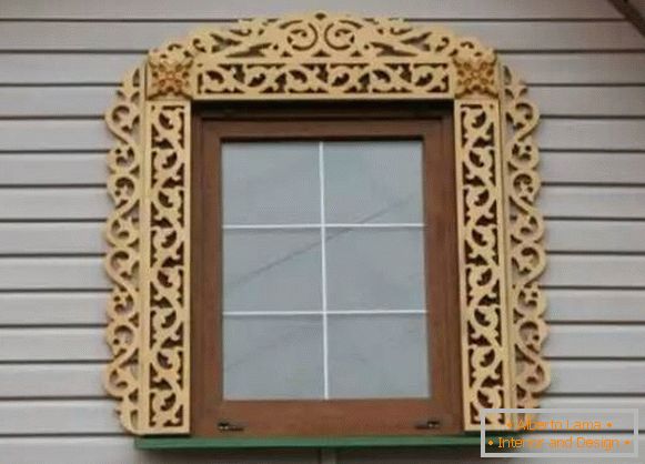 наличники на fenêtres dans une maison en bois