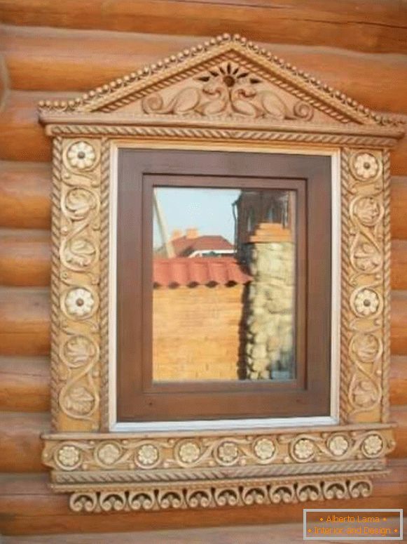 наличники на fenêtres dans une maison en bois