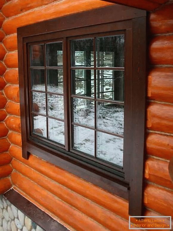 fenêtres dans une maison en bois
