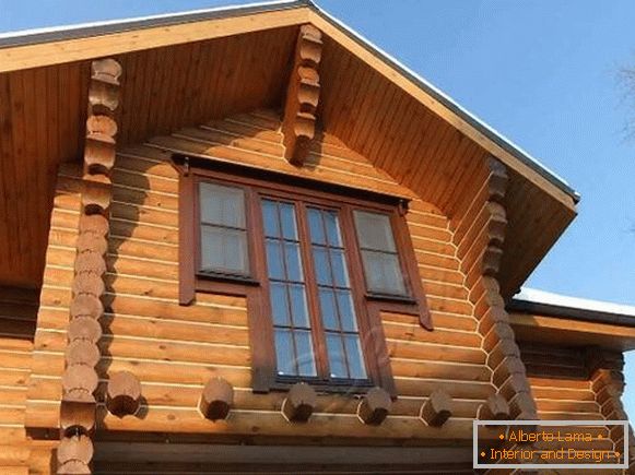 fenêtres dans une maison en bois