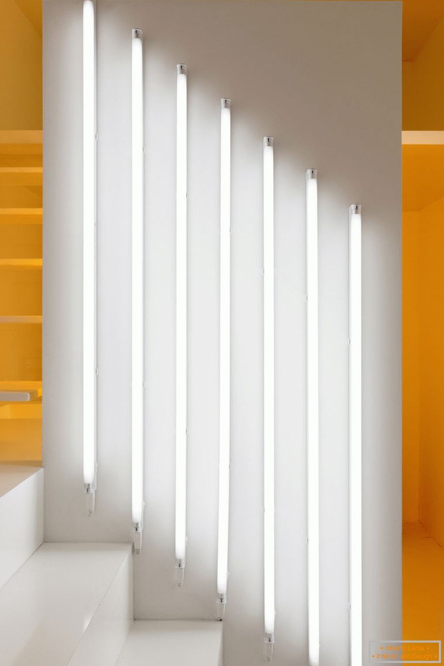 Lampes verticales blanches sur le mur
