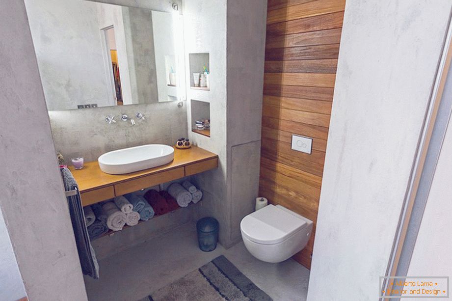 Lavabo et toilette dans la salle de bain d'un appartement d'une pièce