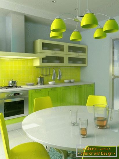 Intérieur d'une petite cuisine aux couleurs vives