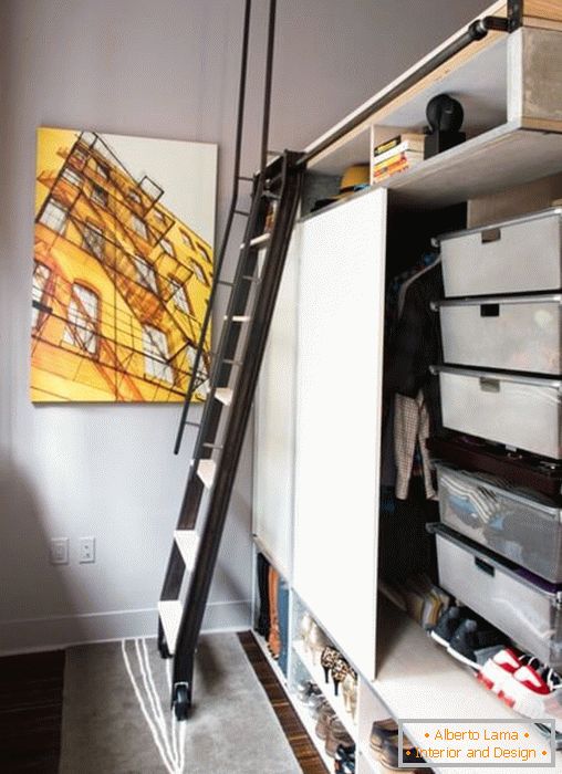 Escalier mobile à l'intérieur d'un petit appartement
