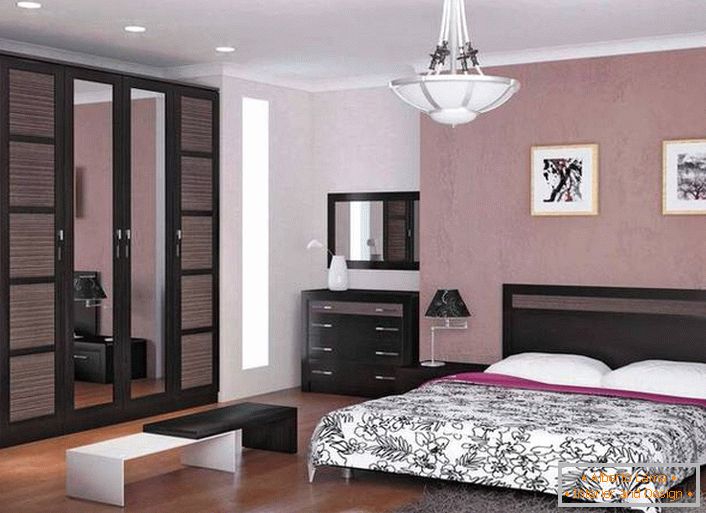 Style moderne dans le design intérieur - couleurs douces et calmes dans la coloration des murs et du plafond, fonctionnelles, contrastant dans les meubles de couleur