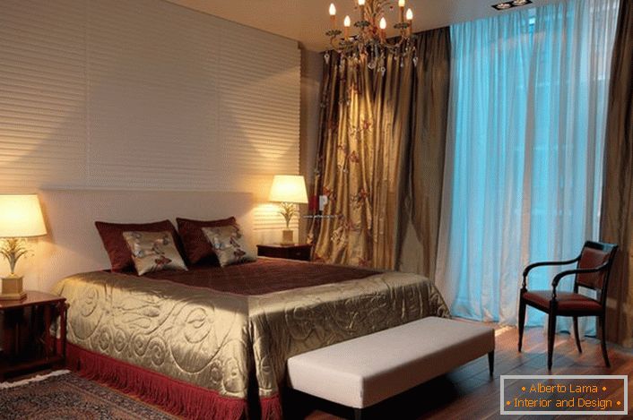 Éclairage traditionnel d'un sac de couchage dans un lustre de style classique et des plafonds habituels sur les côtés du lit. 