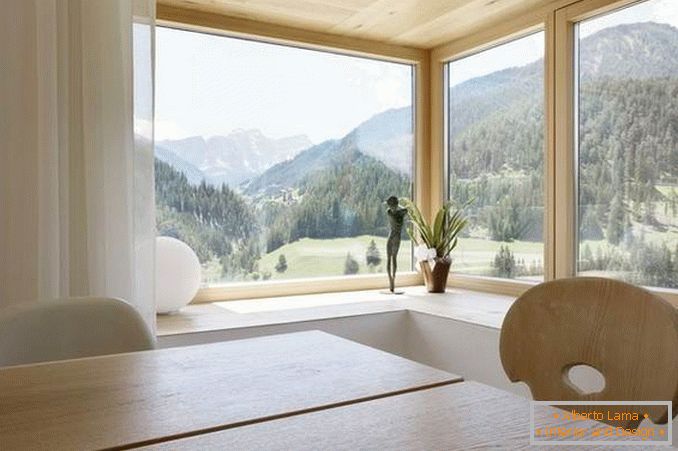 Design de salon avec deux fenêtres d'angle