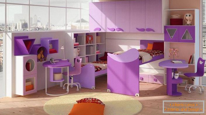 Des enfants au style high-tech dans l'appartement d'une famille française. Le bon exemple de mobilier assorti.