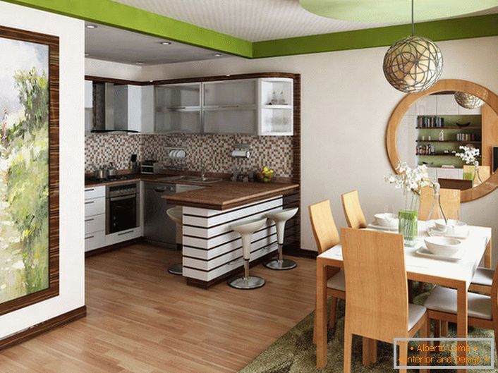 Une petite cuisine est combinée avec le salon. La décision de conception dans ce cas est justifiée, car un espace utile ne suffit pas pour l'organisation de deux salles séparées.