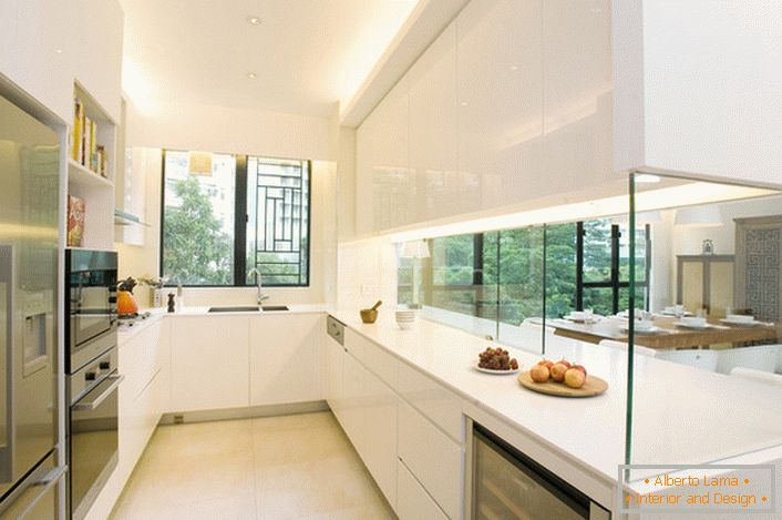 La cuisine est séparée du salon par un mur de verre décoratif. Une solution intéressante pour l'intérieur dans le style de salut donc.