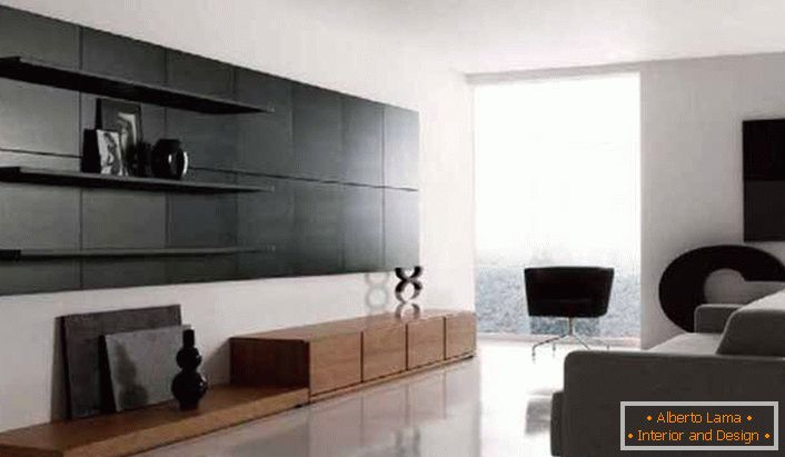 Le style minimalisme est remarquable pour l'utilisation d'étagères pratiques pour la décoration du salon.