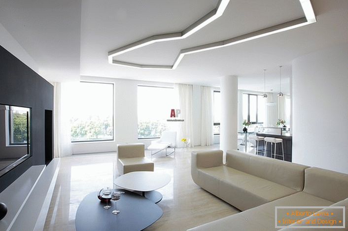 Un exemple de la sélection correcte de l'éclairage pour le salon dans le style du minimalisme. Conformément aux exigences de style dans la création de formes géométriques intérieures et de lignes strictes sont utilisés.