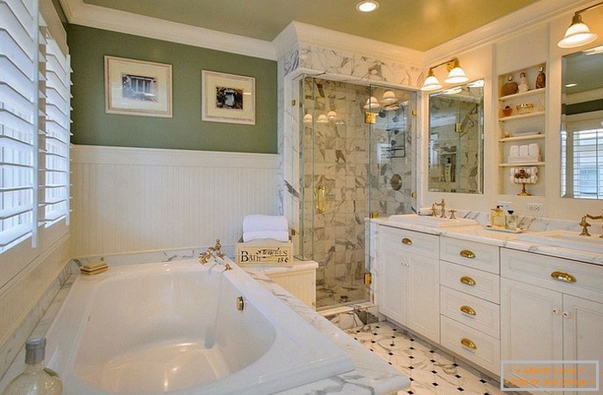 Salle de bain dans le style du classicisme