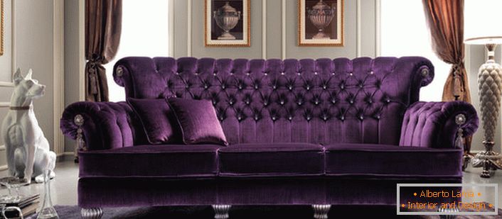 La couleur de la tapisserie d'ameublement violette riche du canapé s'intègre parfaitement à l'intérieur du salon dans le style Empire. La tapisserie d'ameublement matelassée faite de tissus naturels est peut-être la meilleure solution.