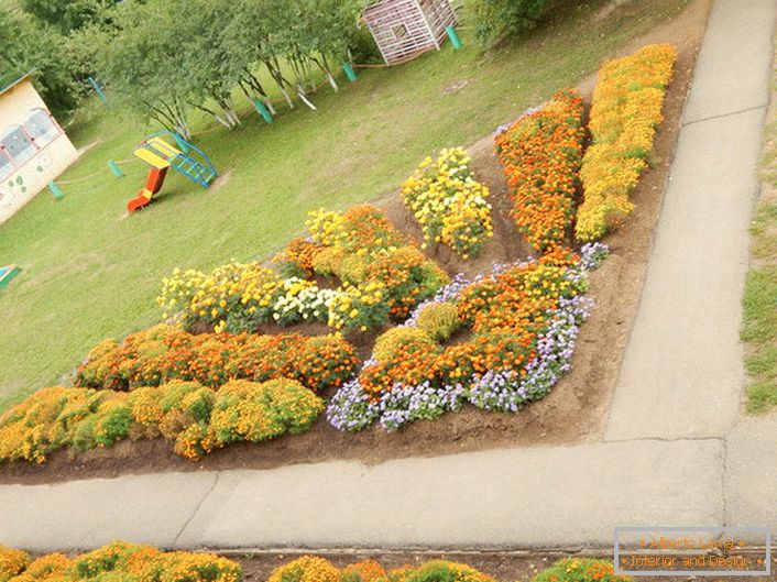 Un jardin de fleurs modulable sous la forme d'un soleil radieux regarde harmonieusement sur le terrain de jeu.