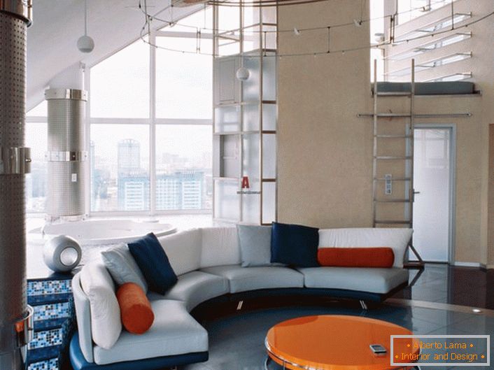 Hall confortable dans un style avant-gardiste. La combinaison d'un bleu riche avec un orange vif semble toujours rentable.