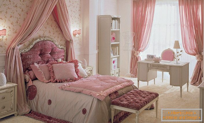 Chambre d'enfant pour une fille dans le style barbie provençal.