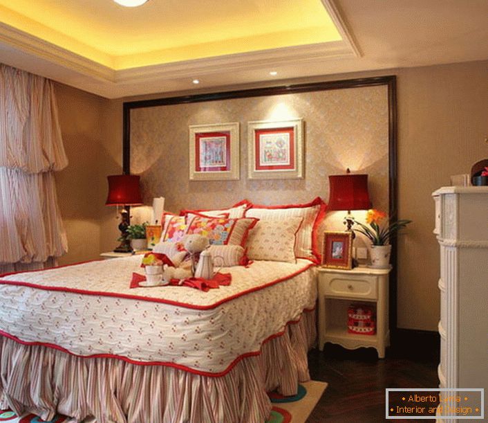 Une chambre d'enfants confortable et lumineuse dans un style campagnard dans un appartement en ville.