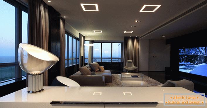 Des variations d'éclairage inhabituelles dans le salon dans un style high-tech donnent suffisamment de lumière.