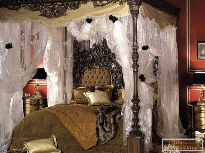 Chambre luxueuse de style baroque. Au centre de la composition se trouve un lit à baldaquin massif. 
