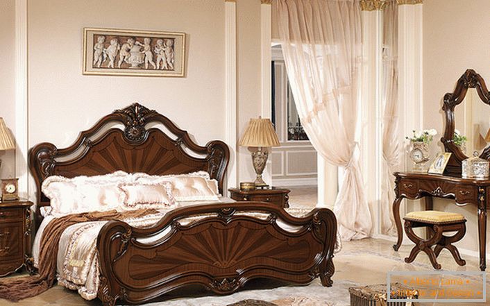 Le style baroque classique est représenté par des meubles en bois laqué foncé.