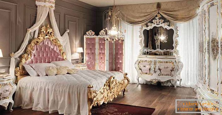 Une chambre de style baroque pour une vraie dame. Les détails roses dans la conception rendent l'intérieur vraiment