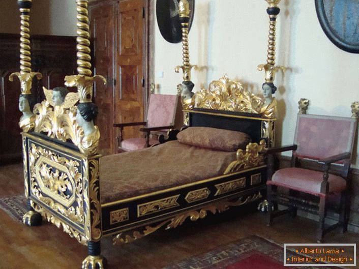 Chambre à coucher de style baroque напоминает о временах средневековья. 