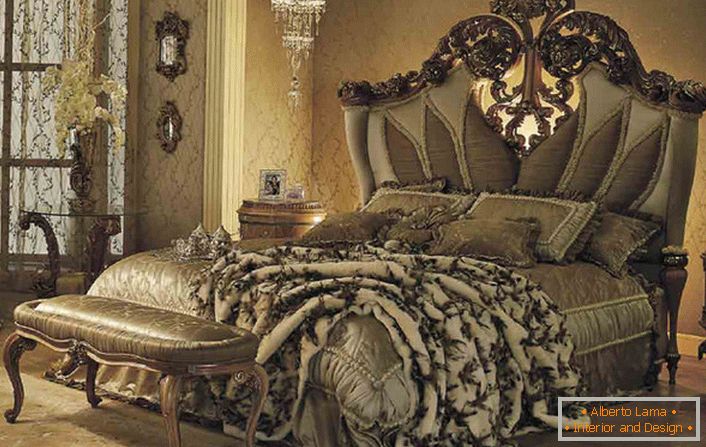 Un lit luxueux dans une chambre d'amis de style baroque dans une maison de campagne dans l'une des provinces de France.