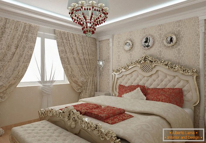 Le lit aux dos ornés de couleur dorée s'intègre parfaitement à l'image globale du style baroque.