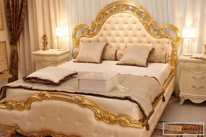 Les dos du lit sont recouverts de soie douce de couleur beige conforme aux exigences du style baroque.