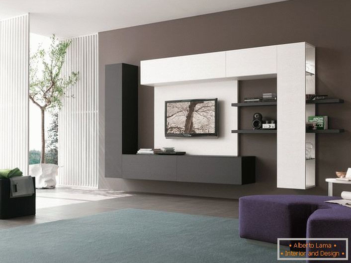 Pour souligner la facilité de salon intérieur, les designers proposent des meubles modulaires suspendus.
