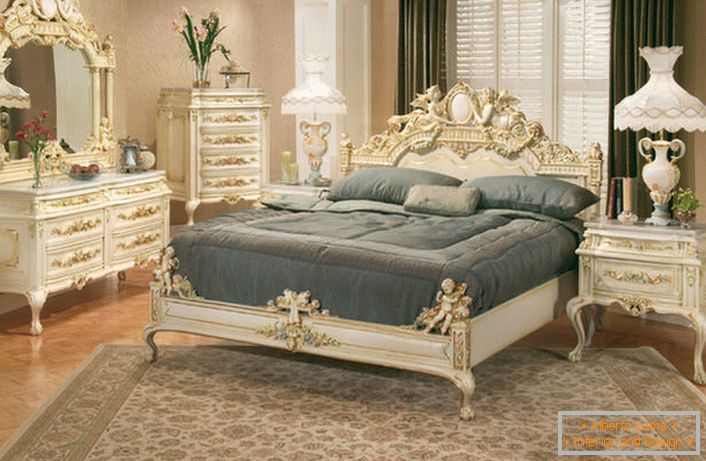 La chambre est décorée dans le style du romantisme. Le principal élément notable est l’ameublement sculpté des meubles.