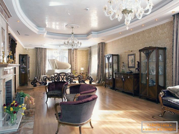 Une solution élégante pour organiser l'intérieur du salon dans le style du romantisme.