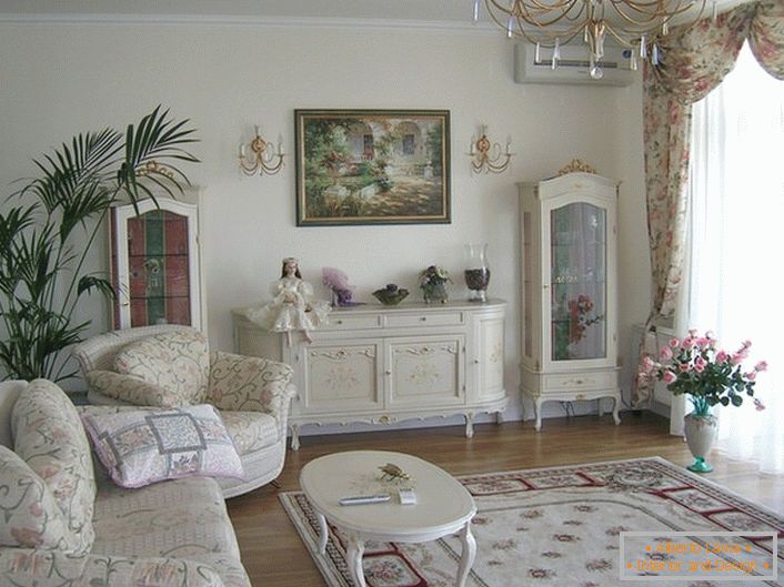 Le salon spacieux est décoré dans un style romantique avec des couleurs claires.