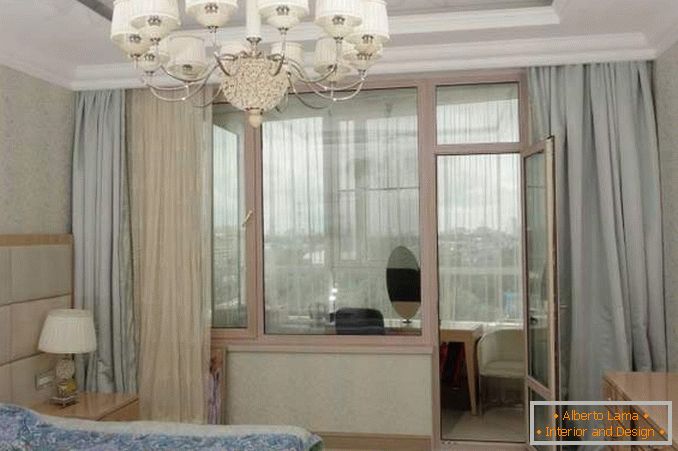 Chambre avec balcon avec fenêtres panoramiques - l'idée de l'intérieur