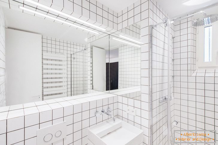 Grand miroir avec éclairage dans la salle de bain