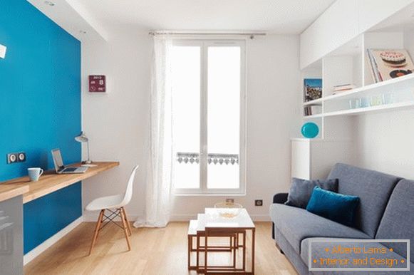 Mur bleu dans un appartement blanc