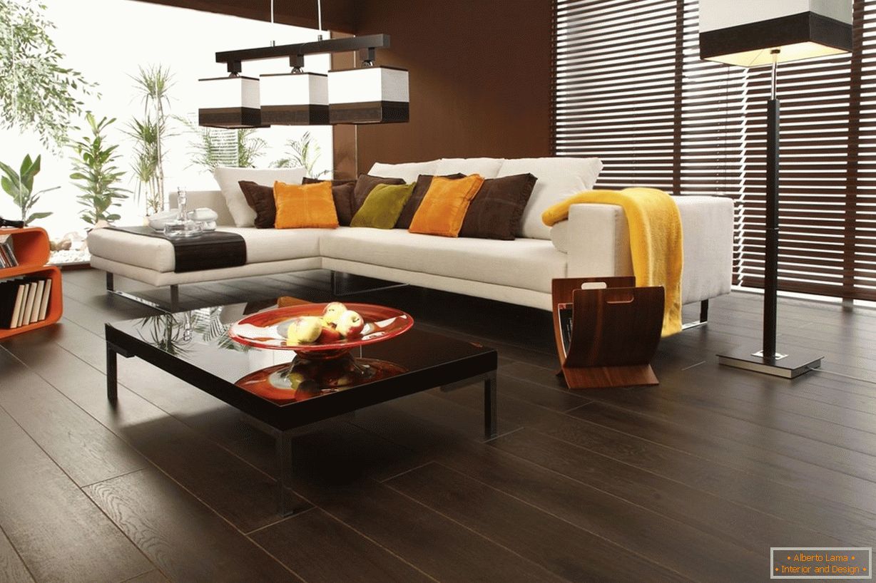 Parquet couleur chocolat sur le sol dans le salon