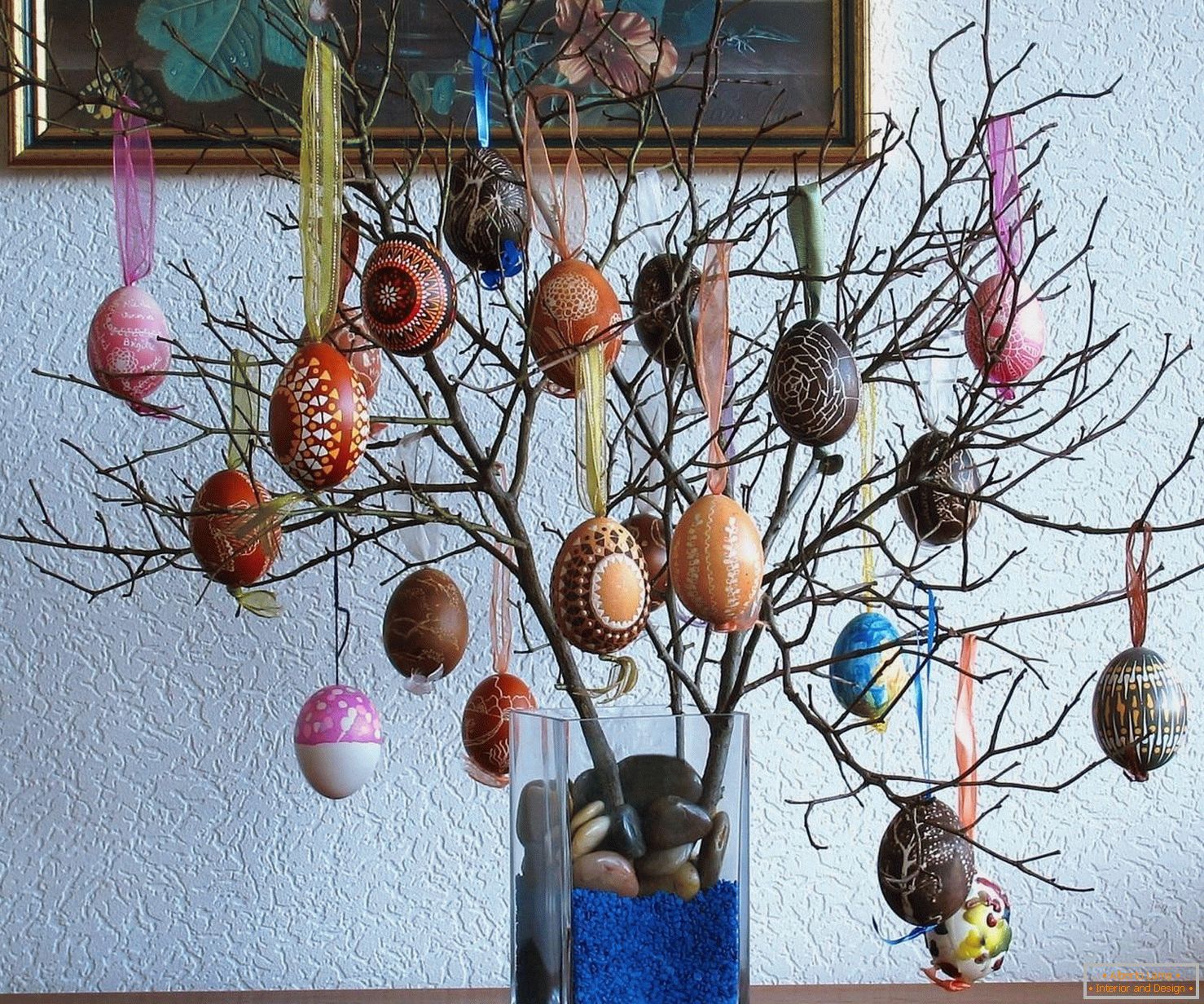 Branche avec des oeufs de Pâques dans un vase