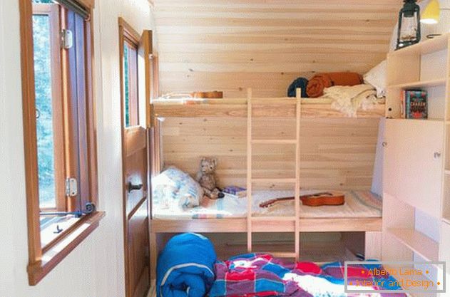 Une mini-maison confortable: une photo de l'Ontario. Section extensible sous le lit