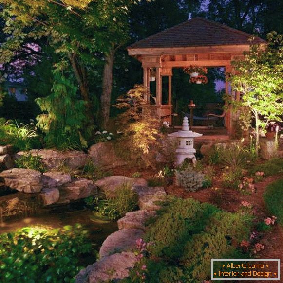 Étang et gazebo dans le design du jardin à la japonaise