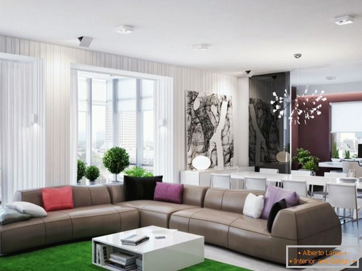 Un canapé confortable dans le style Art Nouveau pour une zone de loisirs d'un salon spacieux et lumineux.