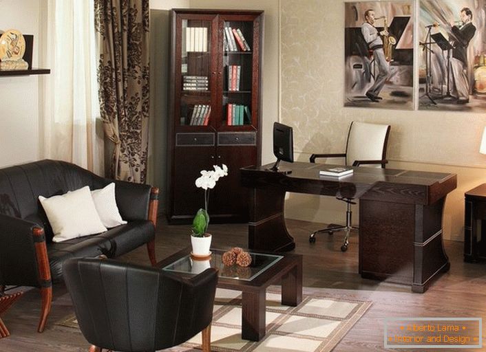 Un mobilier authentique dans le style Art Nouveau pour le bureau recrée le confort des années passées. 
