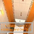 La combinaison de carreaux blancs et orange dans le design des toilettes